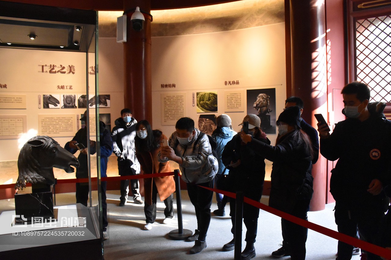 北京:“百年梦圆——圆明园马首铜像回归展” 持续受观众欢迎