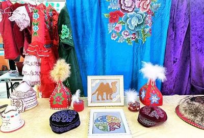 七十八团向师市博物馆捐赠哈萨克族刺绣作品